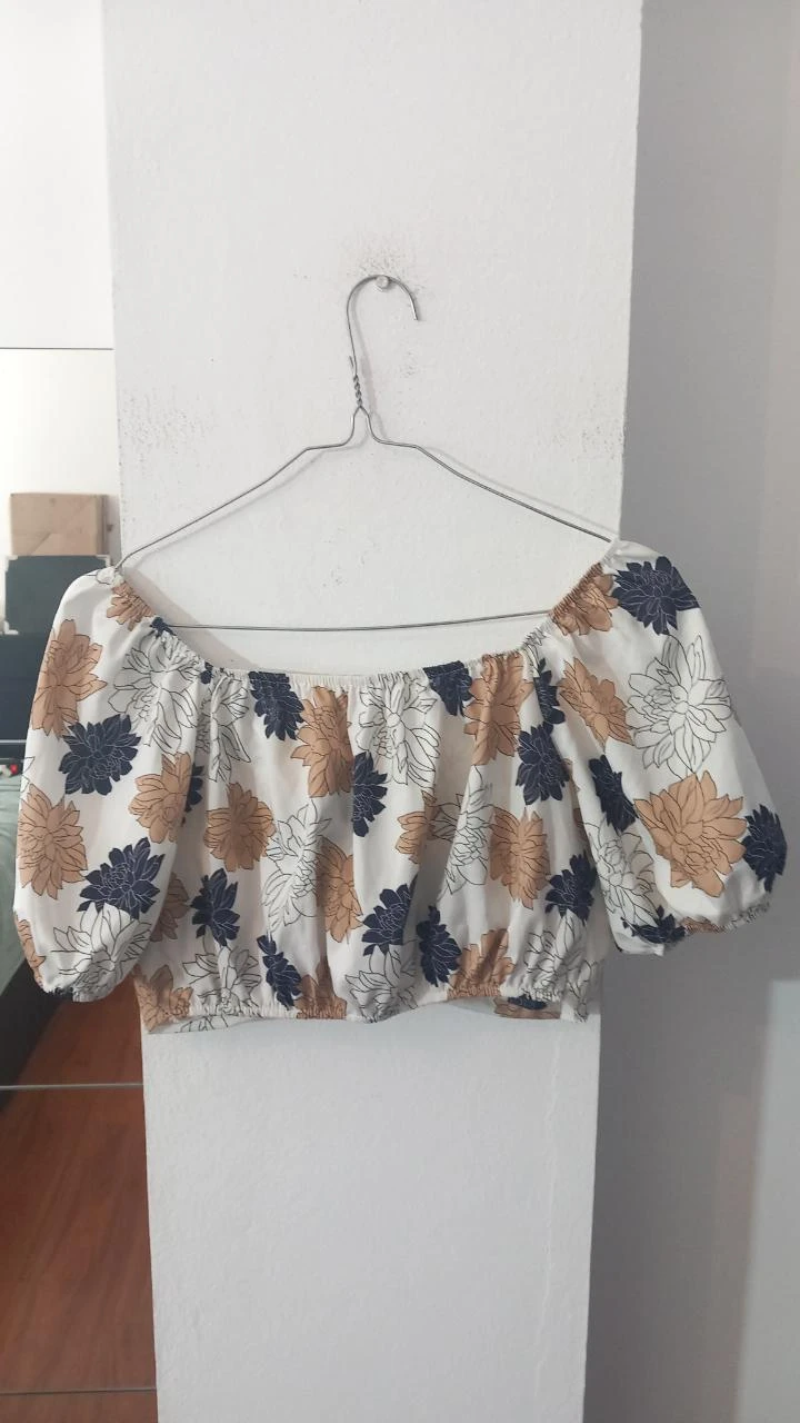 Top corto con flores / Diseño floral Talla M | Crop top florido, Talla M | Sin marca – photo 3